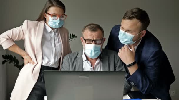 Følelsesmæssig diskussion af et nyt projekt. Kontorpersonale i medicinske masker. Arbejde under coronavirus-epidemien. – Stock-video