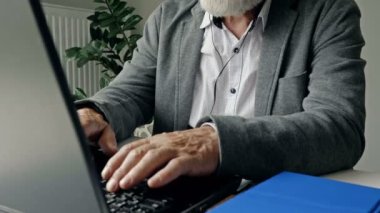 Ofiste bilgisayarın başında oturan yaşlı bir adam kalp krizi geçiriyor..