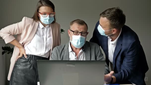 Følelsesmæssig diskussion af et nyt projekt. Kontorpersonale i medicinske masker. Arbejde under coronavirus-epidemien. – Stock-video