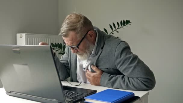 Ältere Geschäftsleute haben ein Gesundheitsproblem. Herzinfarkt bei Workaholic-Geschäftsmann. Konzept der Gesundheitsfürsorge und Work-Life-Balance. — Stockvideo