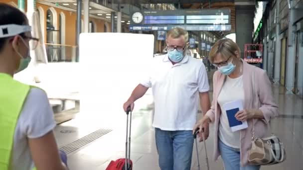 Berührungslose Temperaturmessung der Fahrgäste am Bahnhof. COVID-19-Epidemie. — Stockvideo