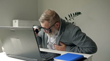 Yaşlı işadamının sağlık sorunu var. İşkolik işadamına kalp krizi. Sağlık ve iş hayatı dengesi kavramı.