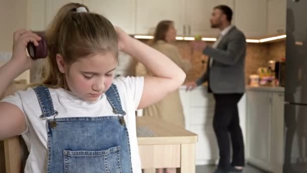 Familienskandal. Eltern streiten sich. Das Kind versucht abgelenkt zu sein und nicht zu hören. — Stockvideo