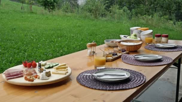 Colazione tradizionale per turisti nelle Alpi svizzere. — Video Stock