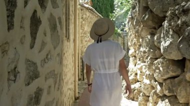 Genç bir kadın ve küçük kızı resimli bir dağda çıplak ayakla yürüyorlar ve İsviçre Alplerinin güzel manzarasına hayran kalıyorlar..