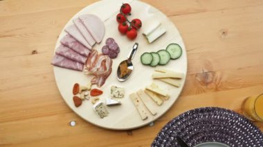 İsviçre Alplerinde turistler için geleneksel kahvaltı.