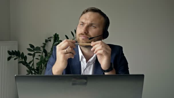 Retrato de un hombre de negocios sonriente de mediana edad sentado en una mesa de oficina y haciendo una videollamada. — Vídeos de Stock