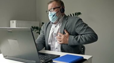 Yaşlı bir işadamının iş yerinde kalp sorunu var. Covid-19 sırasındaki hastalıkların şiddetlenmesi.