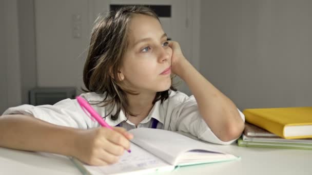 Moe schooljongen valt in slaap doet haar huiswerk. Terug naar school. — Stockvideo