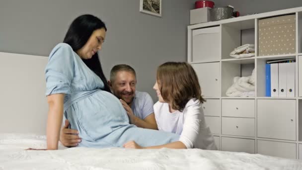 Ciężarna mama, tata i nastoletni syn. Szczęśliwa rodzina w oczekiwaniu na drugie dziecko. — Wideo stockowe