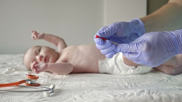 Pediatra vacuna al recién nacido en la clínica. — Vídeos de Stock