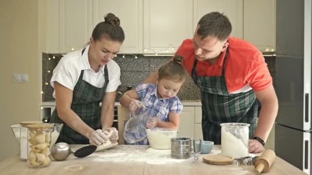Wesoła trójka dzieci przygotowuje coś na wakacje w kuchni. Wszyscy są w świetnym nastroju.. — Wideo stockowe