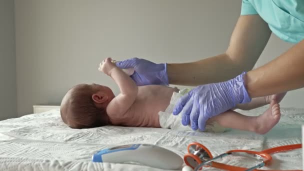 Enfermeira limpa o corpo dos recém-nascidos com toalhetes de limpeza. Conceito de higiene, limpeza. — Vídeo de Stock