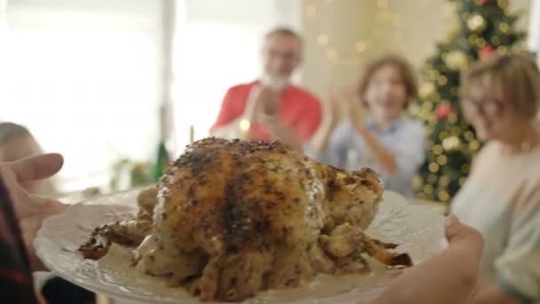 Семейный рождественский ужин. Хозяйка обслуживает запечённого гуся. — стоковое видео