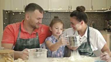 Mutlu, evli ve küçük bir kızı olan bir çift, birlikte biraz para pişirir, aile aktivitelerinin tadını çıkarırlar..
