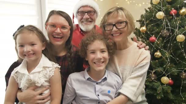 Ritratto di famiglia sullo sfondo dell'albero di Natale. Buon Natale. Ciao. Felice anno nuovo. — Video Stock
