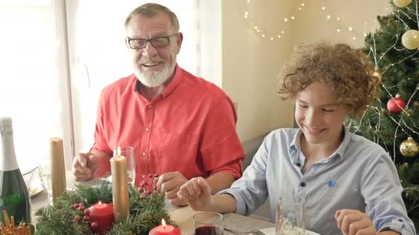 Frango assado na mesa de Natal festiva e membros da família sorridentes. — Vídeo de Stock