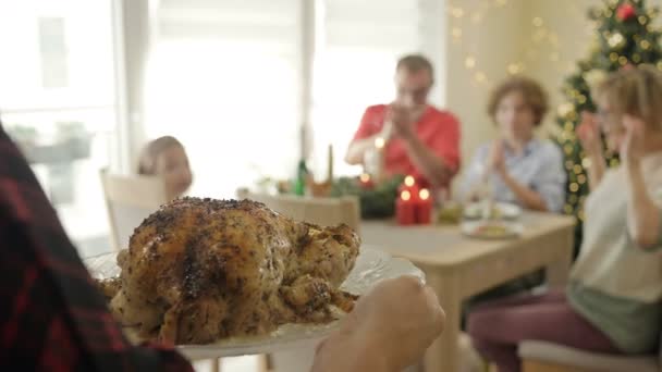 Dîner de Noël familial. Hôtesse sert une oie cuite au four. — Video
