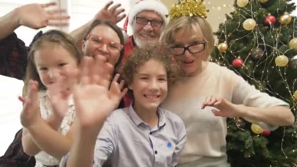 Родина, яка святкує Різдво, вітає людину за допомогою відеодзвінка з комп "ютера.. — стокове відео