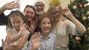 Noel 'i kutlayan aile, bilgisayardan gelen bir video mesajı ile birini tebrik eder..