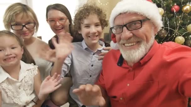Familjen firar jul gratulerar någon via ett videosamtal från en dator. — Stockvideo