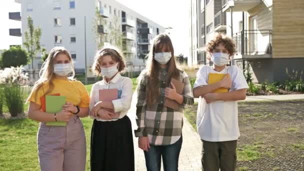 Koronavirüsten korunmak için maskeli bir grup öğrenci. Okula geri dön.. — Stok video