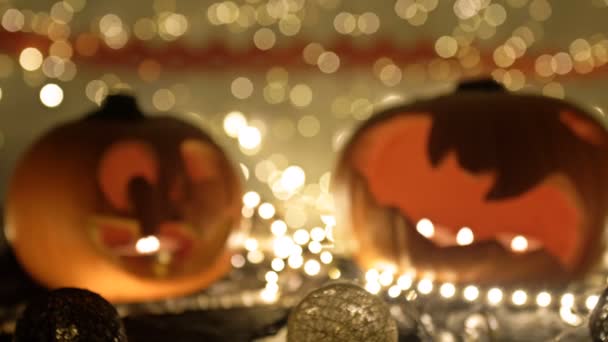 Citrouilles sculptées avec des bougies. Jack-o-lanternes. Fond sombre avec de l'or. attributs Halloween. — Video