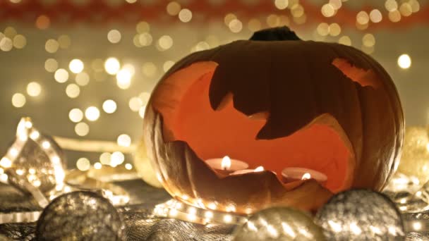 Calabaza tallada con velas. Jack-o-linterna. Fondo oscuro. Atributos Halloween. — Vídeos de Stock