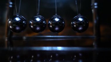 Newton sarkaç. Bir Newton beşik 480fps ağır çekim çekim