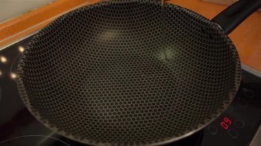 Zeytinyağı mutfaktaki tavaya yavaşça dökülür.