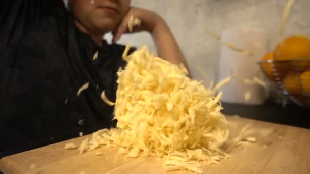 Сыр падает и медленно летит. — стоковое видео