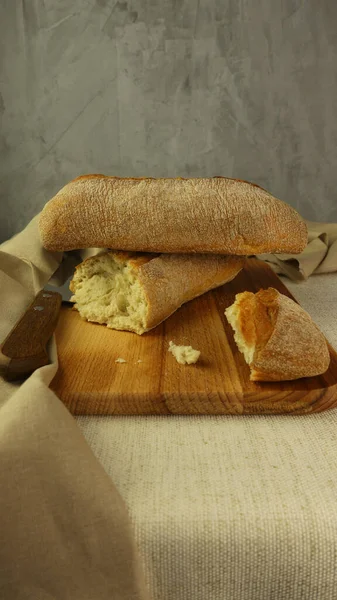 Pane fresco fatto in casa croccante, vista dall'alto. Pane francese. Pane al lievito. senza lievito — Foto Stock