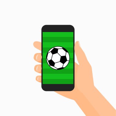 Siyah smartphone bir siyah ve beyaz futbol topu yeşil çim sahada görüntüleme tutan el