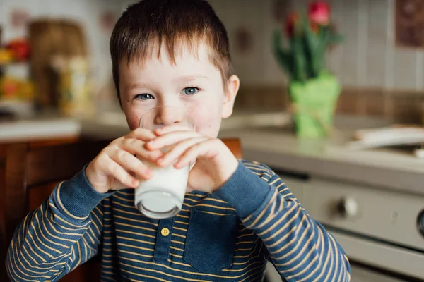 Маленький Хлопчик Молоко Кухні Вранці — стокове фото