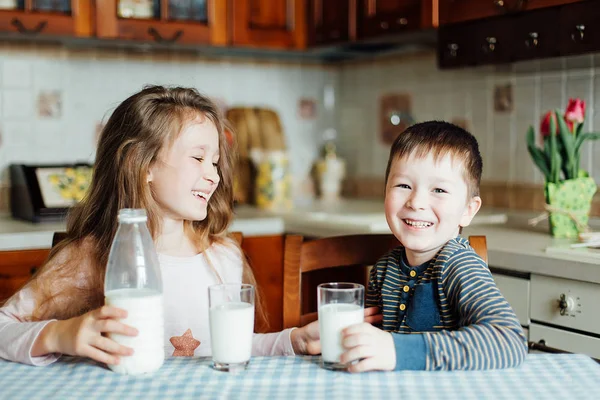 Діти Пити Молоко Весело Провести Час Кухні Першій Половині Дня — стокове фото
