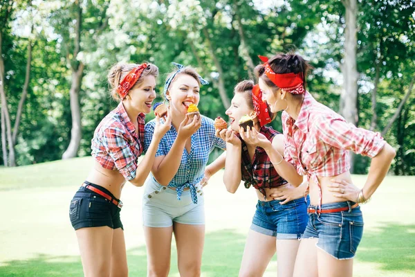 Grupo Amigos Park Divirtiéndose Chicas Alegres Con Pasteles Las Manos — Foto de Stock