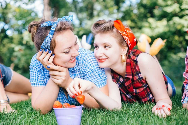 Gruppe Von Freunden Park Bei Einer Lustigen Party Mädchen Amüsieren — Stockfoto