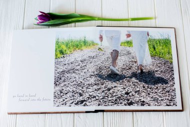 Ahşap düğün fotoğraf kitabı. Mutlu genç çift aşık. Gelin ve Damat Düğün günü yürüyüş.