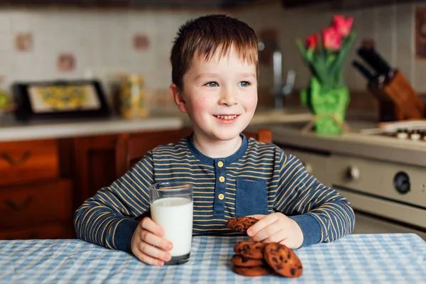 Маленький Хлопчик Молоко Їсть Печиво Кухні Вранці — стокове фото