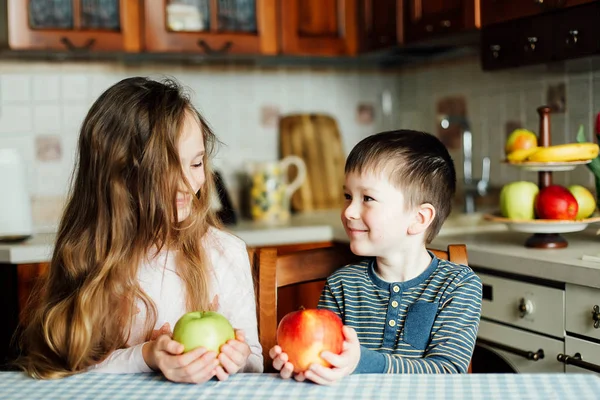 Діти Їдять Яблука Кухні Вранці Сестра Брат Тримають Яблуко Руках — стокове фото