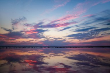 Günbatımı Tuz Gölü. Bulutlar su yansıması. Manzara