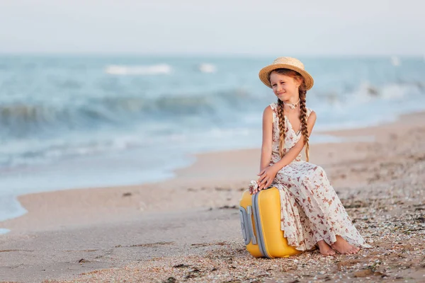 Kız Plaj Sarı Bavula Oturur Denize Benziyor Retro Tarzı — Stok fotoğraf