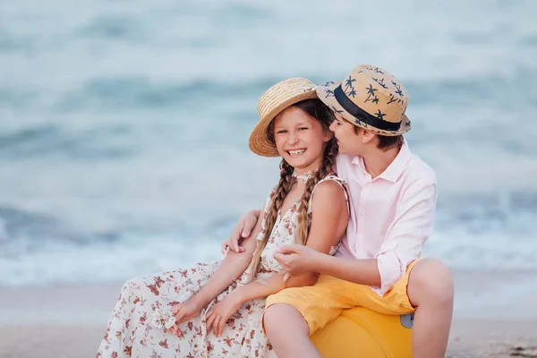 Çocuk Oynamak Eğlenmek Sahilde Sevgi Dolu Gençler Deniz Romantik Hikaye — Stok fotoğraf