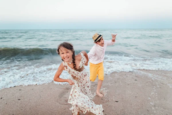 Çocuk Oynamak Eğlenmek Sahilde Sevgi Dolu Gençler Deniz Romantik Hikaye — Stok fotoğraf