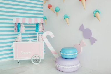 Çocuk bölge tatlılar: lolipop, dondurma, macarons ve şeker çubuğu. Çocuk partisi. Doğum günü