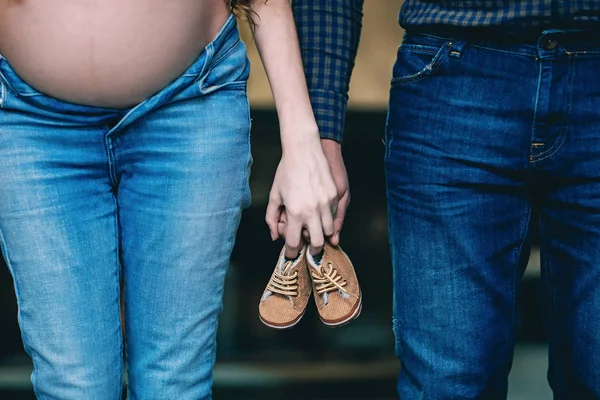 Hamile Kadın Kocası Ellerde Gövde Tutmak Yeni Doğan Bebek Patiği — Stok fotoğraf