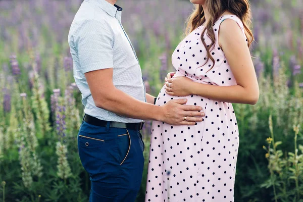 El ve hamile bir kadın ve kocası göbek acı bakla alana sarılma, gövde