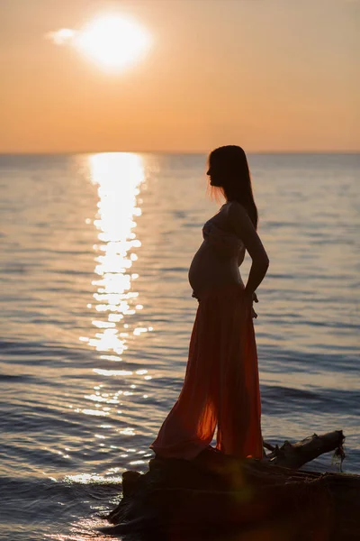 Sylwetka Ciąży Młode Dziewczyny Plaży Zachodzie Słońca — Zdjęcie stockowe