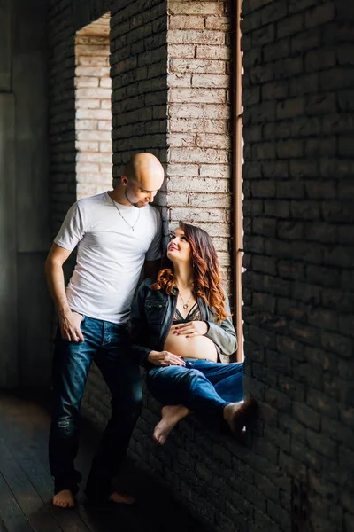 Studio Penceresinde Oturan Kocası Olan Hamile Kadın — Stok fotoğraf