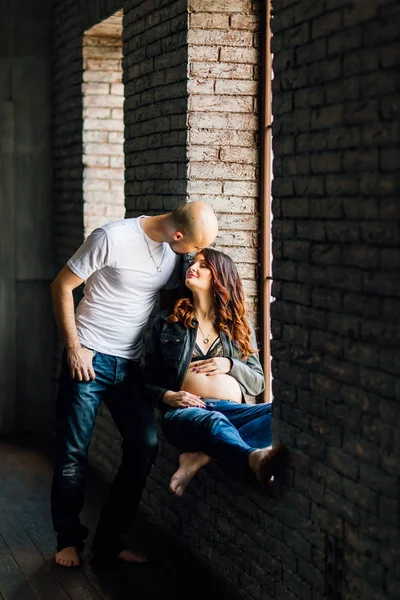 Studio Penceresinde Oturan Kocası Olan Hamile Kadın — Stok fotoğraf